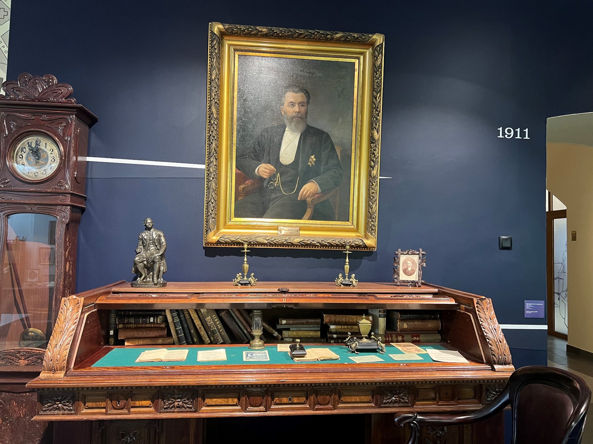 Nikolay Sklifosovsky's portrait and desk, Moscow (by Viktoriia Belaia).jpeg